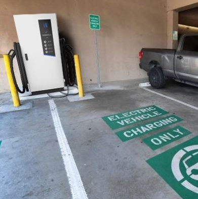 Pilot x Piwin DC EV-Ladestation in einem kanadischen Parkhaus, nur für Elektrofahrzeuge vorgesehen.