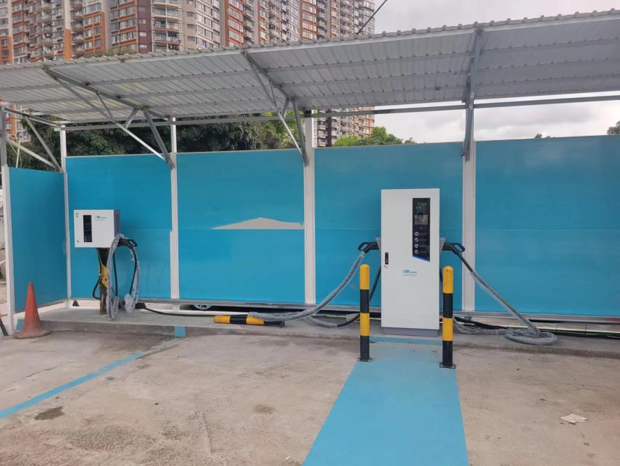 在遮阳篷下建造电动汽车充电站
