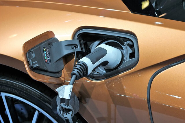 Um carro elétrico usando um carregador de carro elétrico