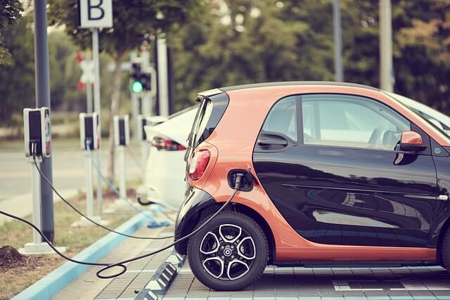 Um carro elétrico usando um carregador de carro elétrico